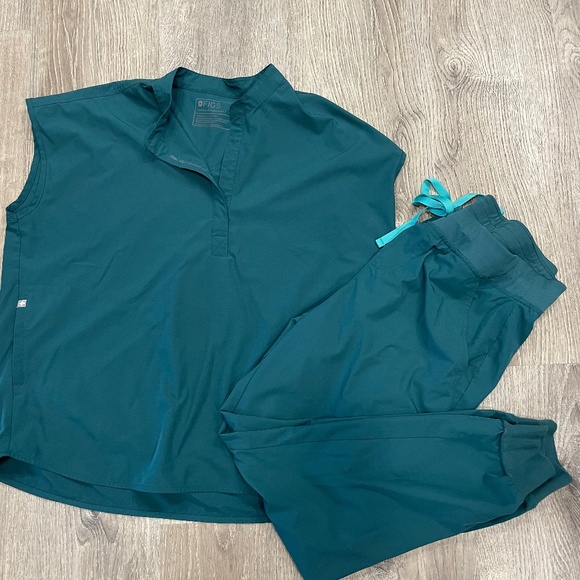 Figs Other - FIGS scrub SET Rafaela and Zamora jogger fionlite size L Caribbean Blue